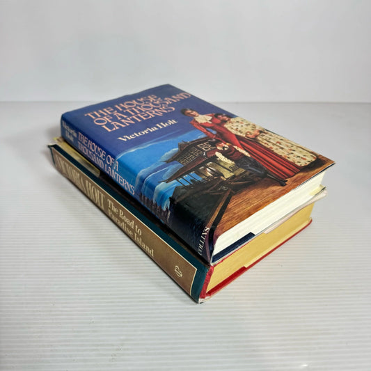 Victoria Holt Book Bundle x 2 : The House of a Thousand Lanterns & The Road to Paradise Island (Vintage 1974 & 1985) (2277)