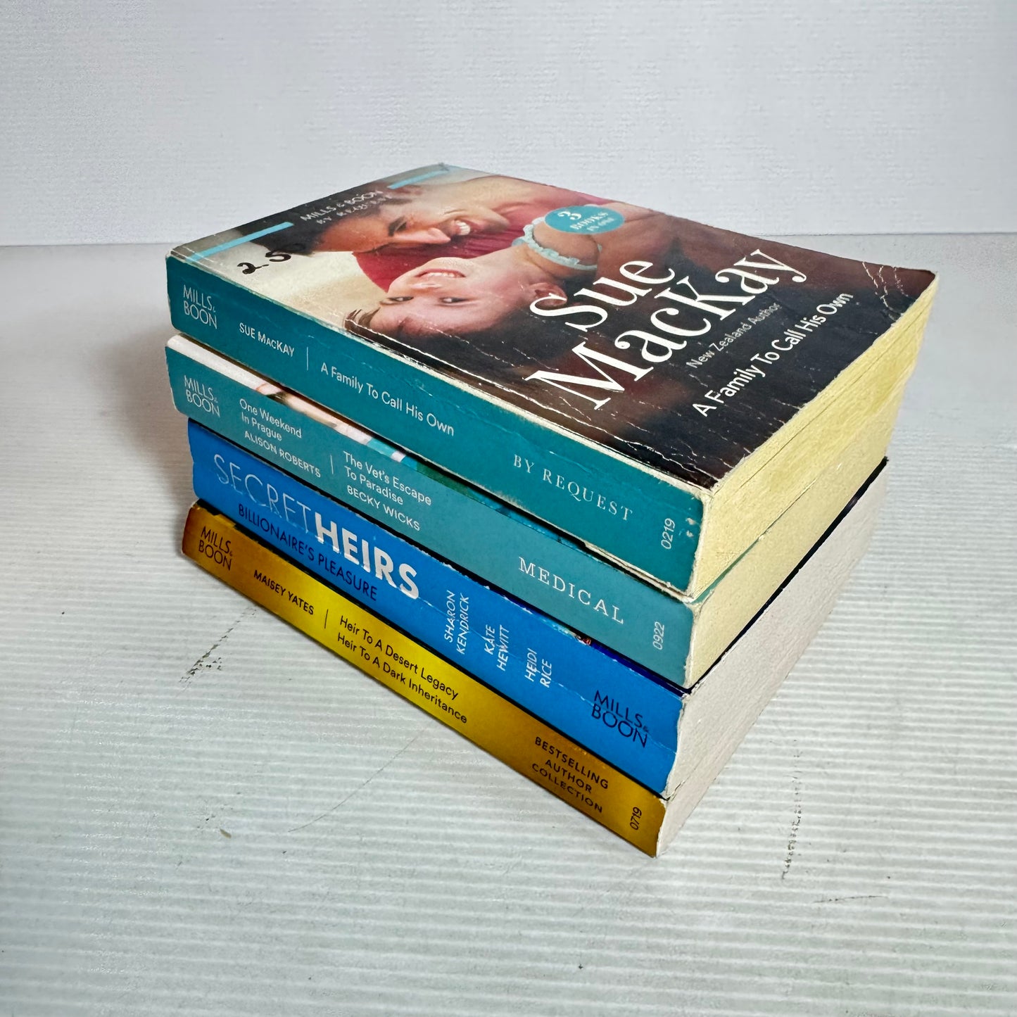Mills & Boon Mixed Book Bundle x 4 Books 10 Stories (3015)