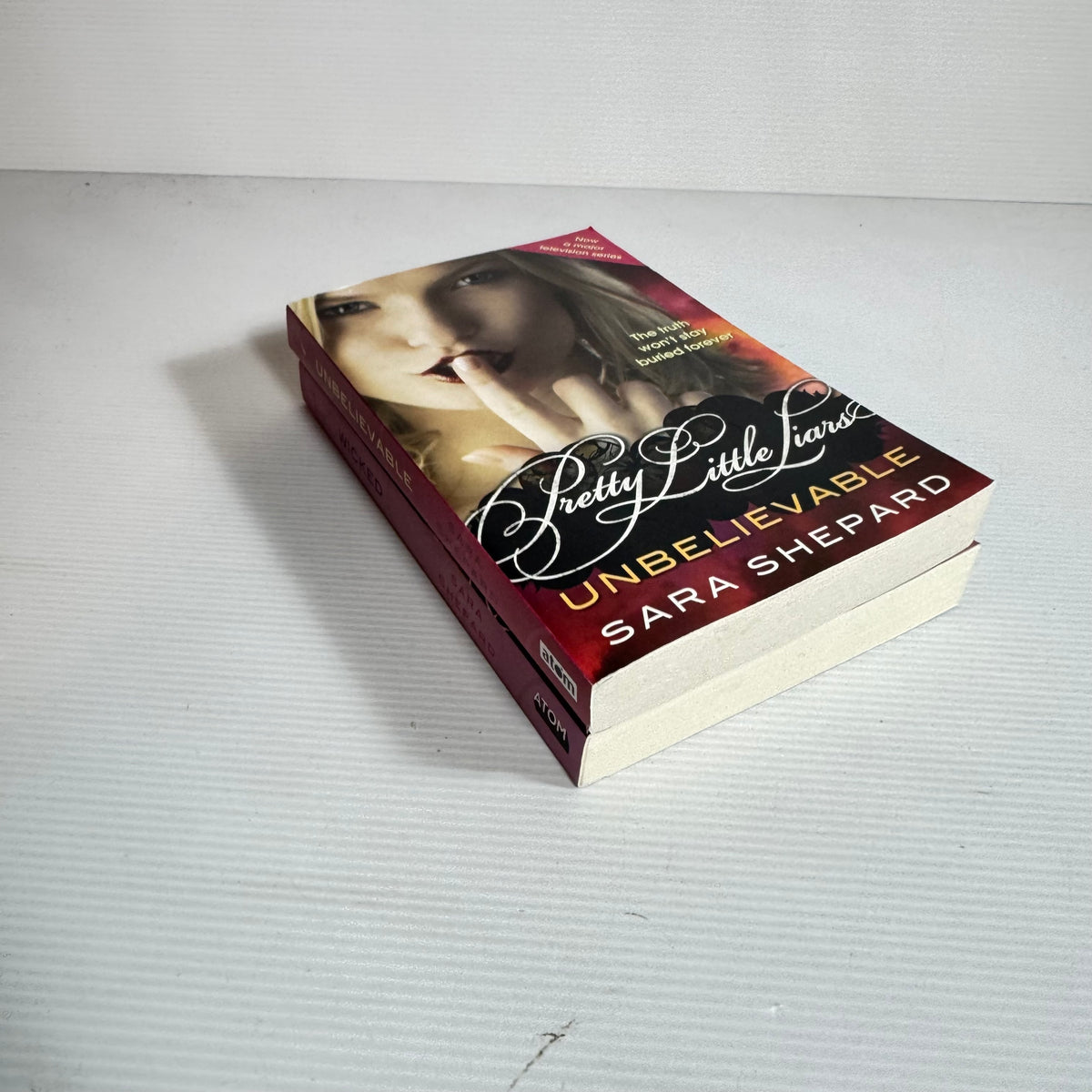 Sara Shepard Pretty Little Liars Bundle x 2 : Unbelievable & Wicked (3469)
