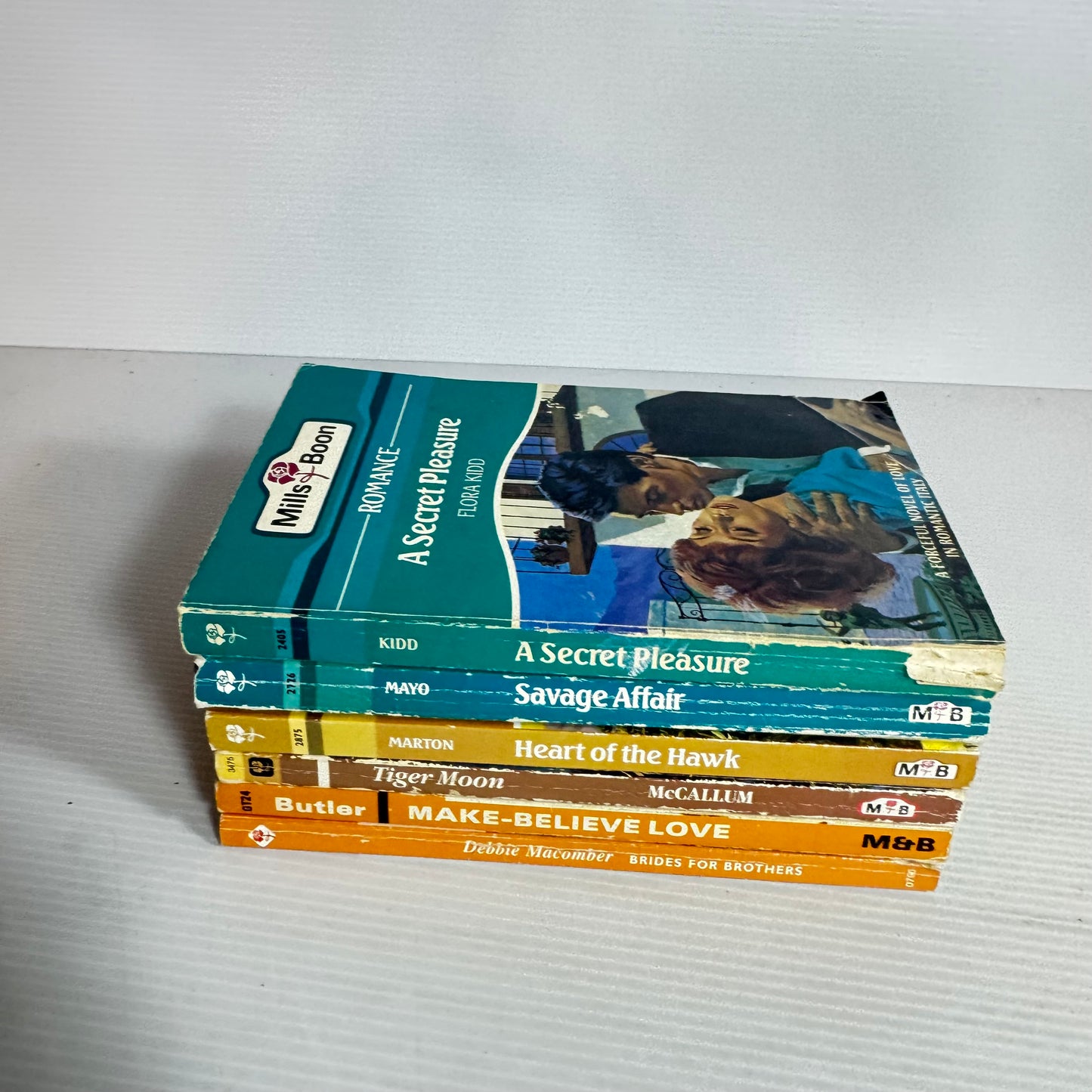 Mills & Boon Vintage Romance Book Bundle x 6 Books (2404)
