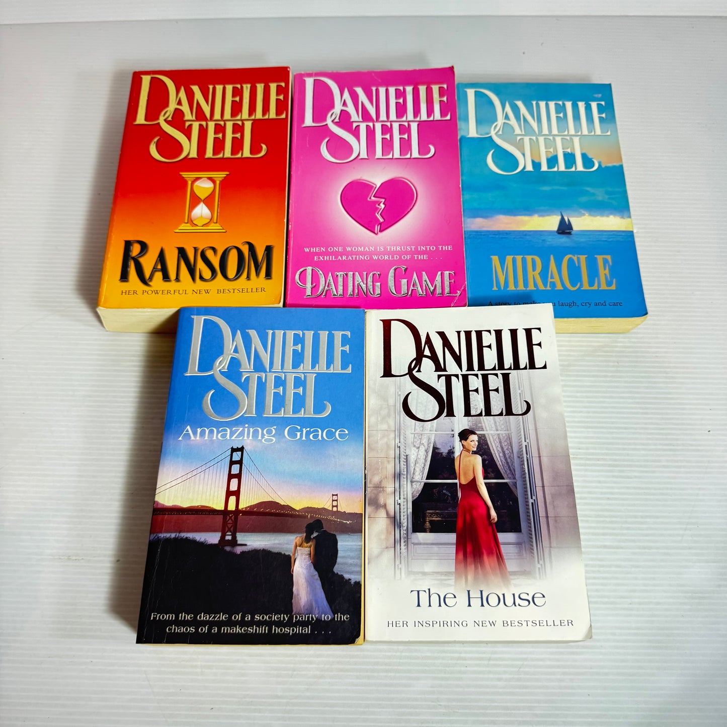 Danielle Steel Small Paperback Book Bundle x 5 : Amazing Grace, Ransom, The House, Dating Game, Miracle (2846)