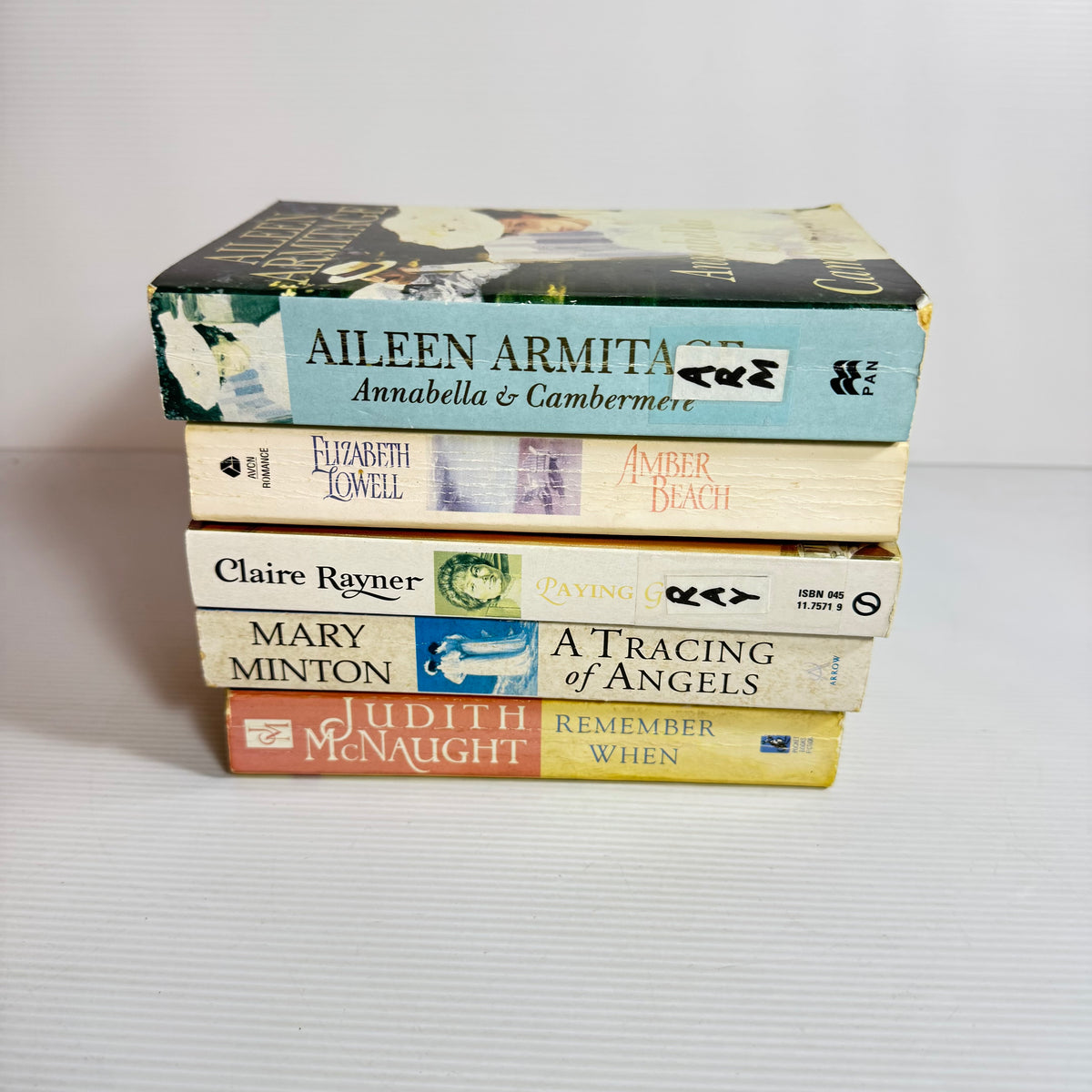 Historical Romance Bundle x 5 : Annabella & Cambermere - Aileen Armitage, A Tracing of Angels - Mary Minton, Amber Beach - Elizabeth Lowell, Paying Guests - Claire Rayner, Remember When - Judith McNaught (3366)