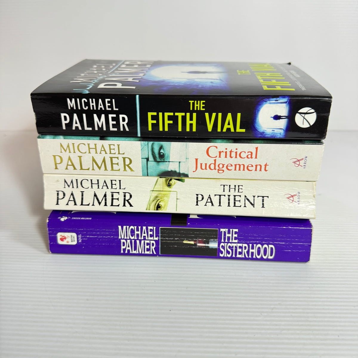 Michael Palmer Bundle x 4 : The Fifth Wall, Critical Judgement, The Patient, The Sisterhood (3442)