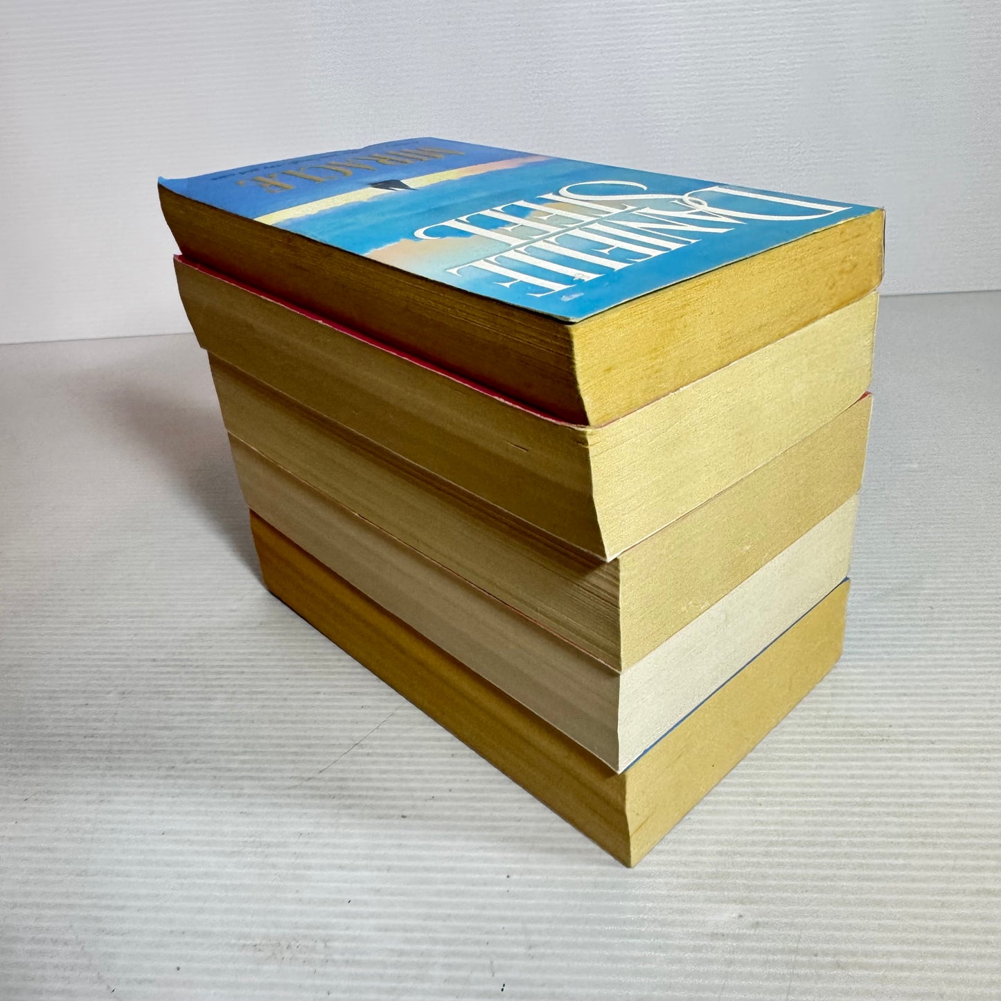 Danielle Steel Small Paperback Book Bundle x 5 : Amazing Grace, Ransom, The House, Dating Game, Miracle (2846)