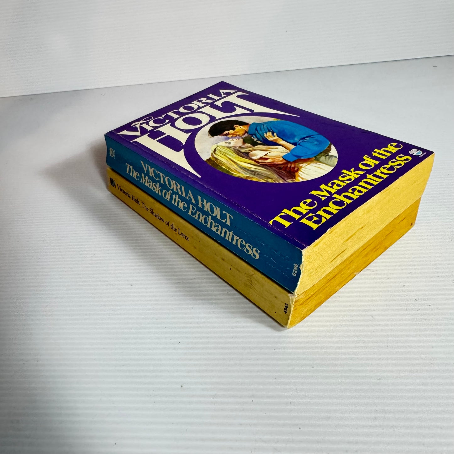 Victoria Holt Book Bundle x 2 : The Mask of the Enchantress & The Shadow of the Lynx (Vintage 1980)(3121)