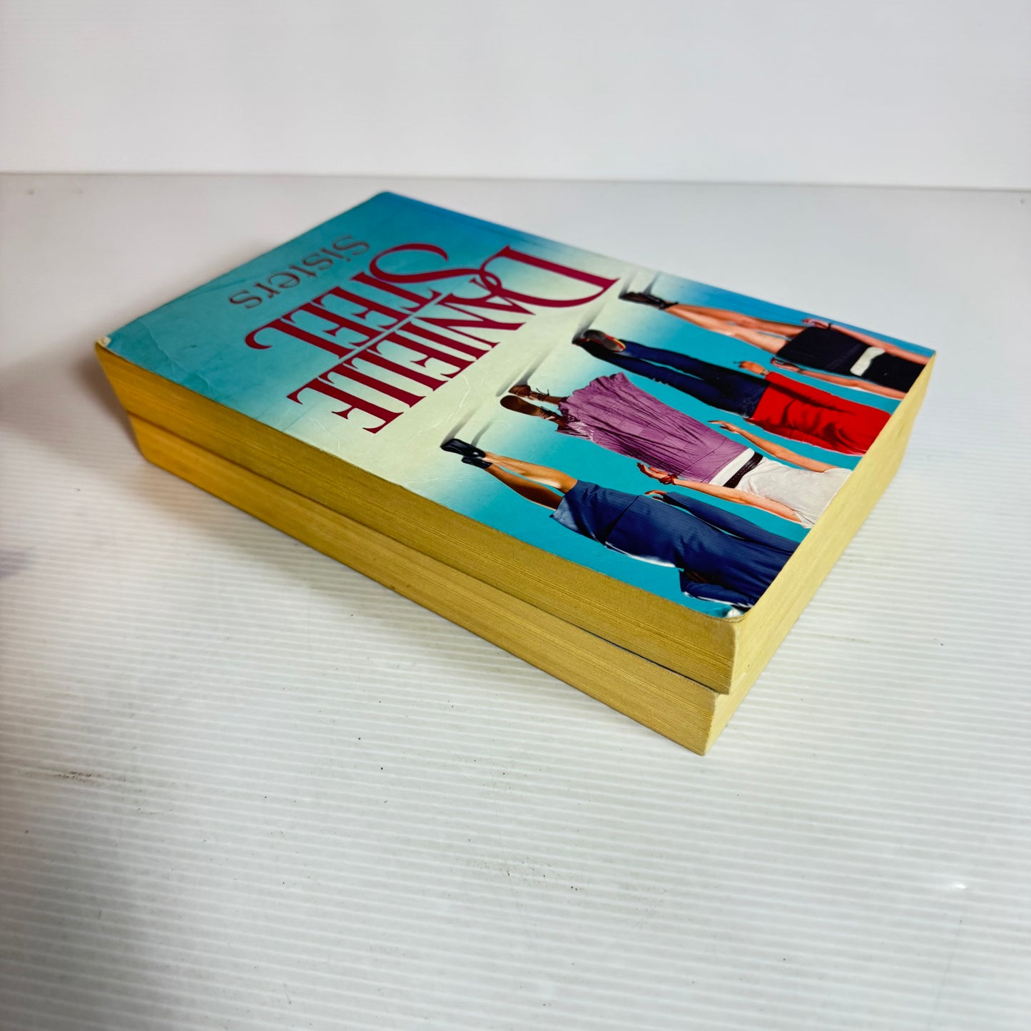 Danielle Steel Book Bundle x 2 : Sisters & Bungalow 2 (2441)