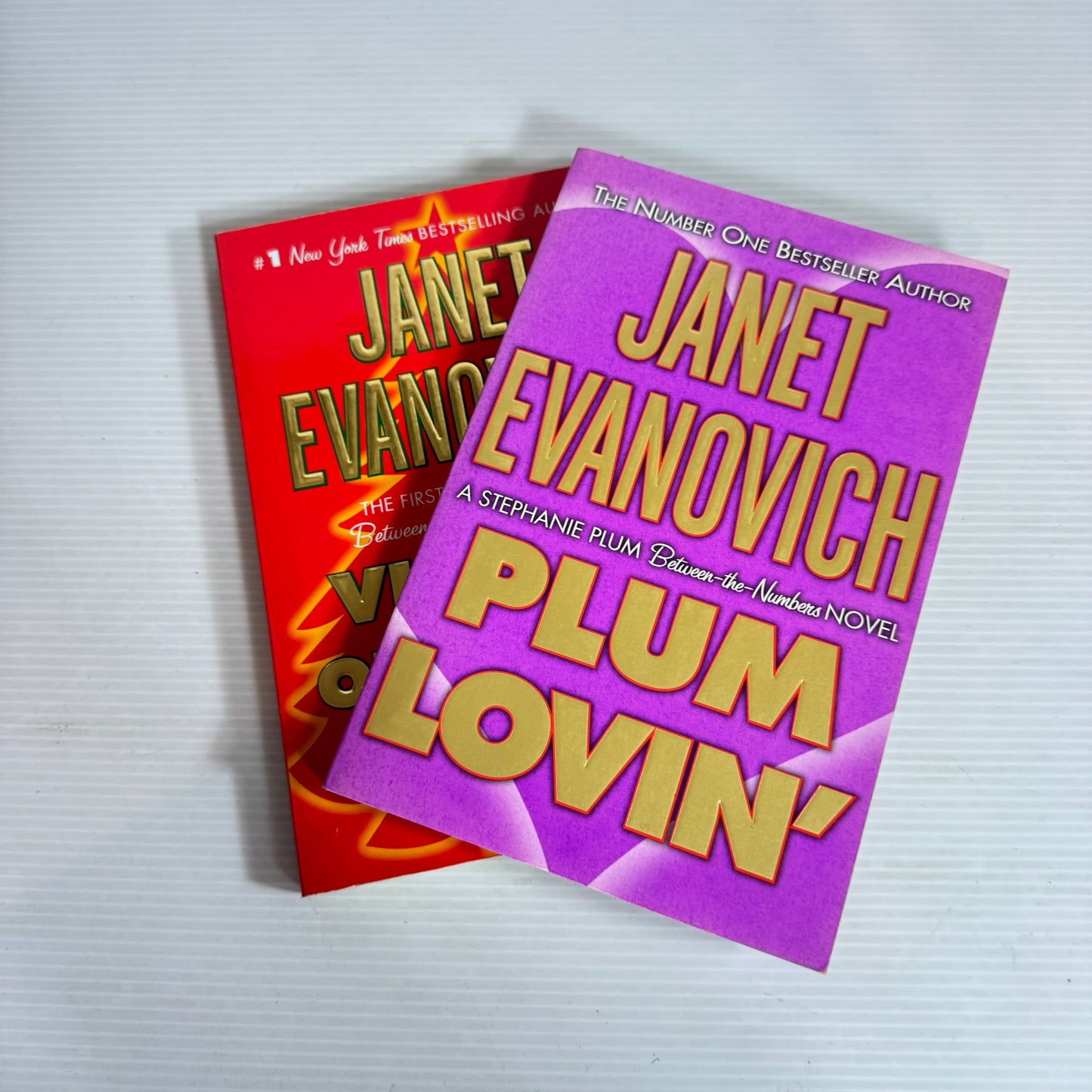 Janet Evanovich Book Bundle x 2 Books : Visions of Sugar Plums & Plum Lovin' (2537)