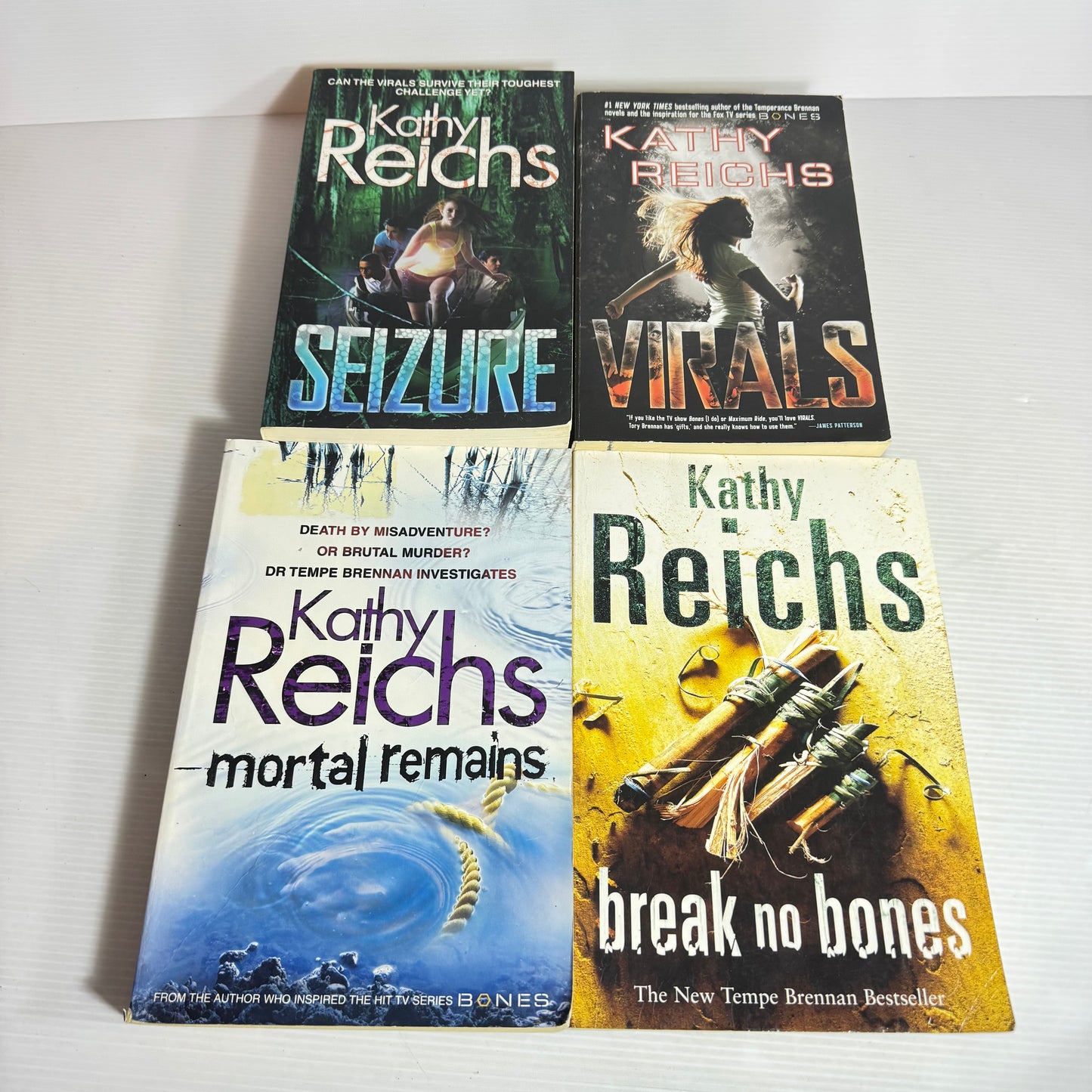 Kathy Reichs Book Bundle x 4 : Seizure, Virals, Break No Bones, Mortal Remains (2815)