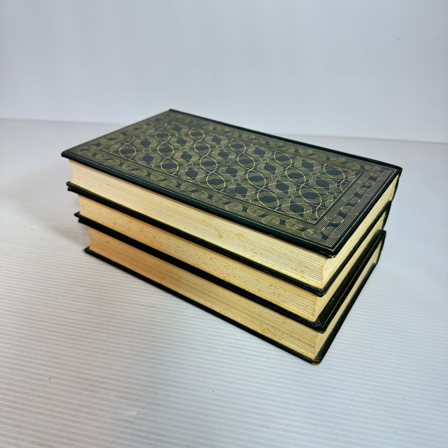 H.G. Wells Book Bundle x 3 Books 4 x Stories (Vintage 1969) (2523)