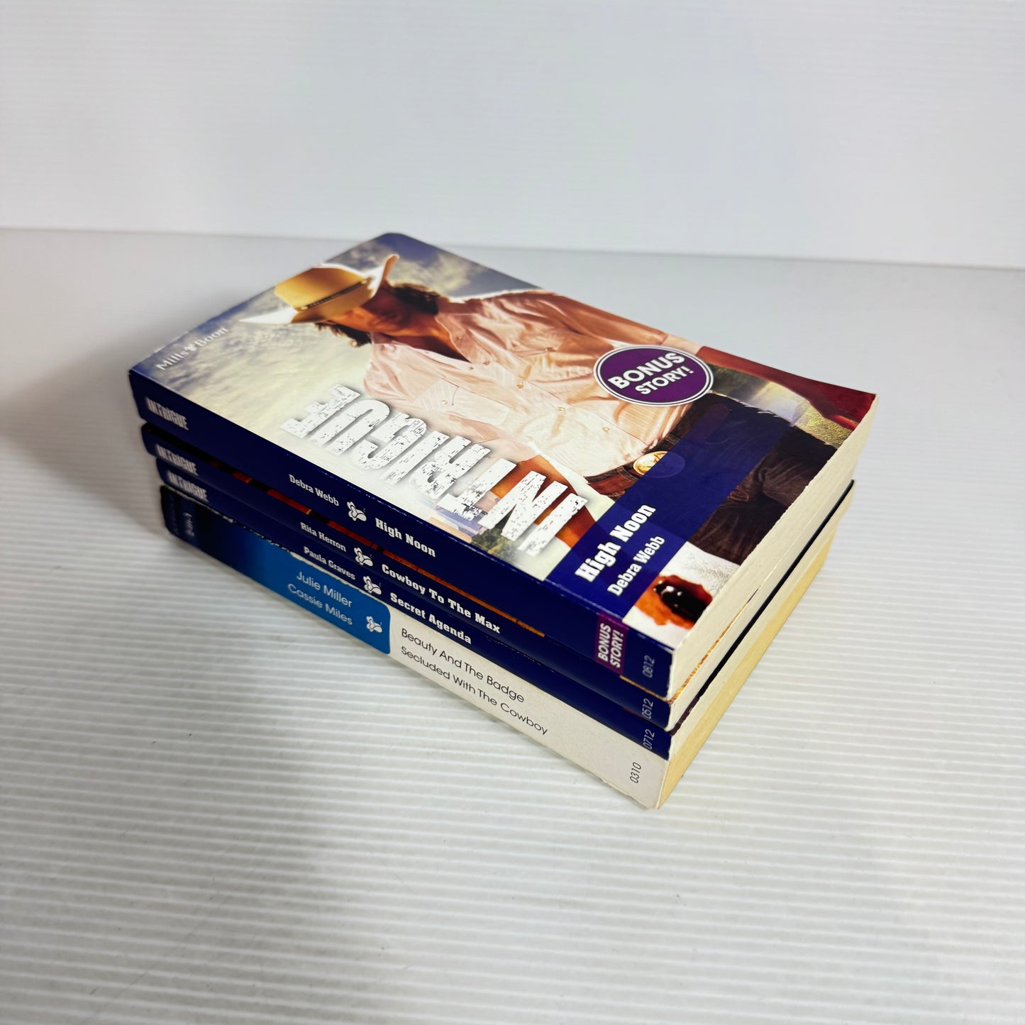 Mills & Boon Intrigue Book Bundle : 4 x Books 5 x Stories (2503)