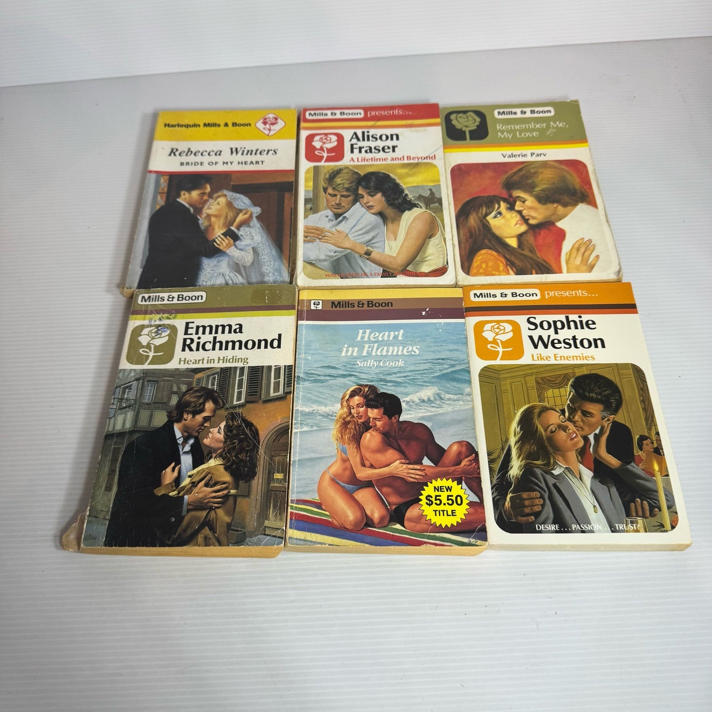 Mills & Boons Vintage Book Bundle x 6 Books (2328)