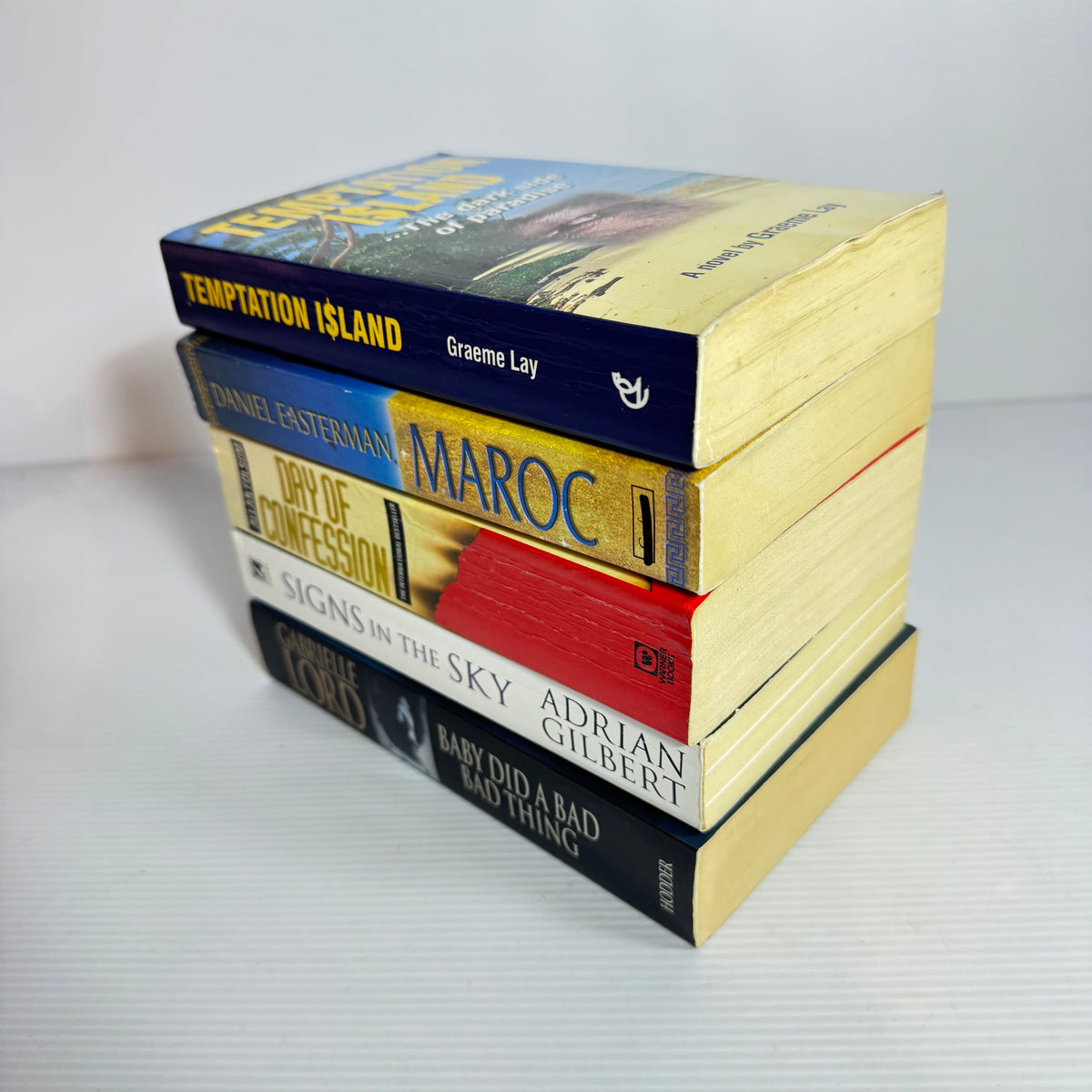 Suspense Thriller Bundle x 5 : Maroc - Daniel Easterman, Temptation Island - Graeme Lay, Day of Confession - Allan Folsom, Signs In the Sky - Adrian Gilbert, Baby Did A Bad Bad Thing - Gabrielle Lord(3389)