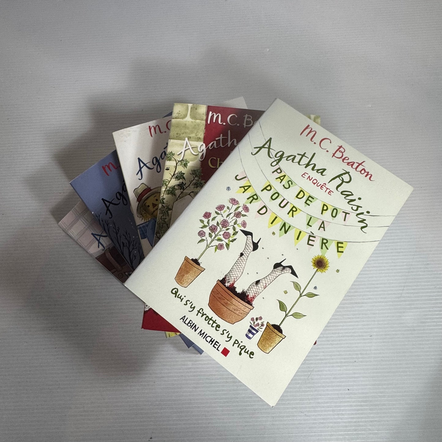 M.C. Beaton Agatha Raisin French Language Book Bundle x 5 Books (2573)