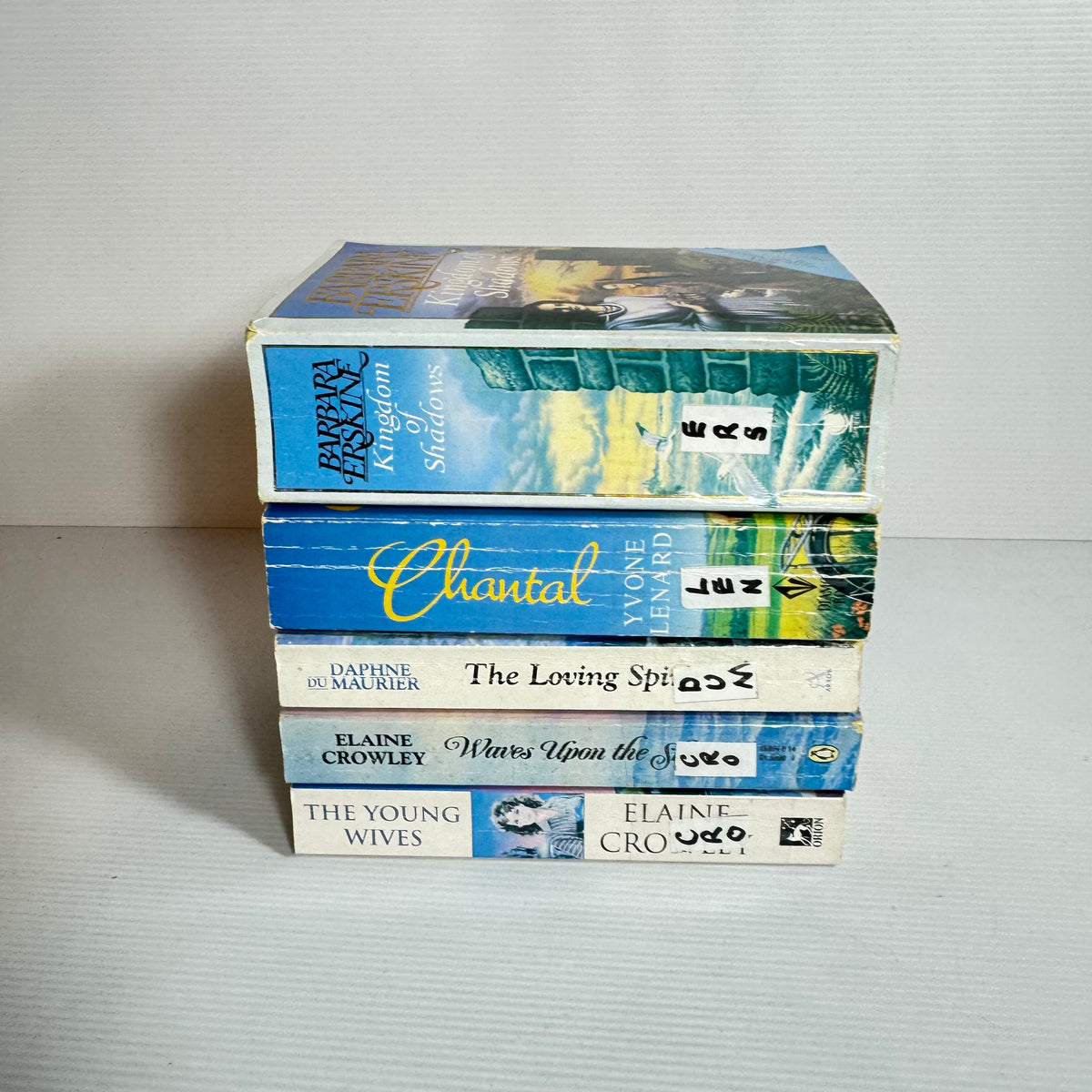 Historical Romance Bundle x 5 : Wave's Upon the Shore - Elaine Crowley, The Loving Spirit - Daphne DuMaurier, The Young Wives - Elaine Crowley, Chantal - Yvone Lenard, Kingdom of Shadows - Barbara Erskine (3401)