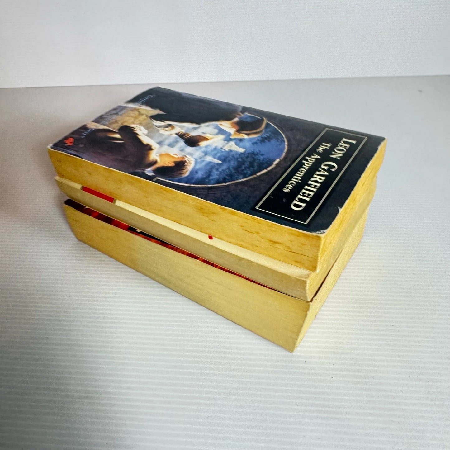 Historical Book Bundle x 3 Books : The Apprentices - Leon Garfield, The Mallen Litter - Catherine Cookson, The Clan of the Cave Bear - Jean M. Auel(2209)