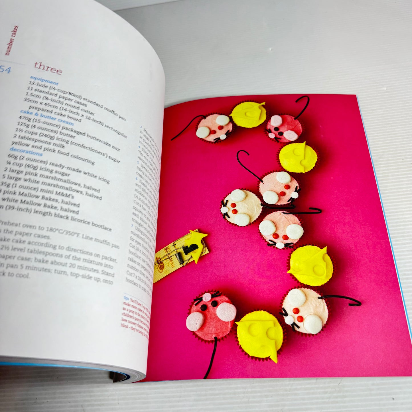 Children's Party Cakes Book Bundle x 2 : Kiwiana Party Cakes - Rob Burns & The Australian Women's Weekly Kid's Cake Favourites (2753)