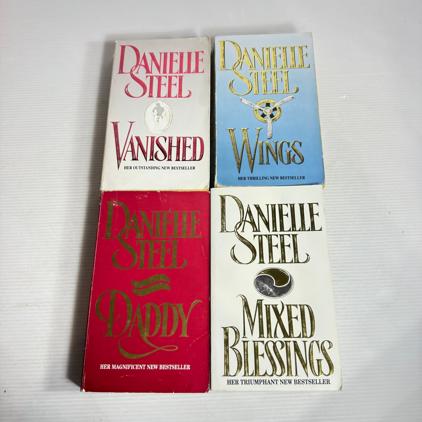 Danielle Steel Small Paperback Book Bundle x 4 : Wings, Mixed Blessings, Vanished, Daddy (2845)