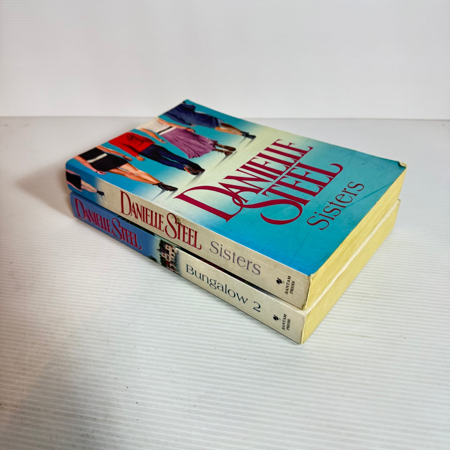 Danielle Steel Book Bundle x 2 : Sisters & Bungalow 2 (2441)
