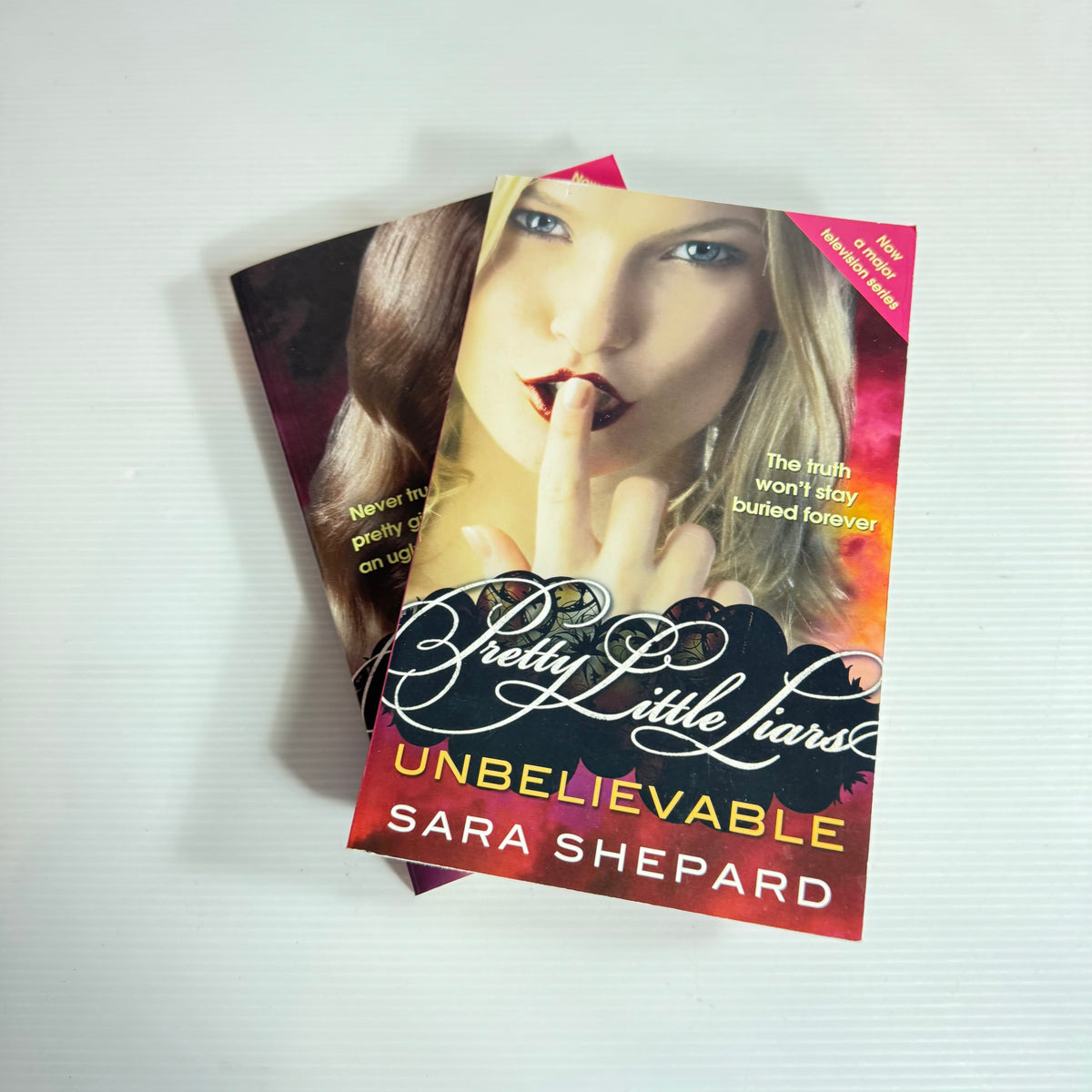 Sara Shepard Pretty Little Liars Bundle x 2 : Unbelievable & Wicked (3469)
