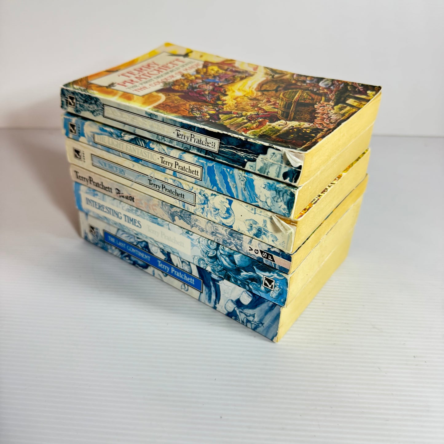 Rincewind Serves Book Bundle x 6 Books - Terry Pratchett (3124)