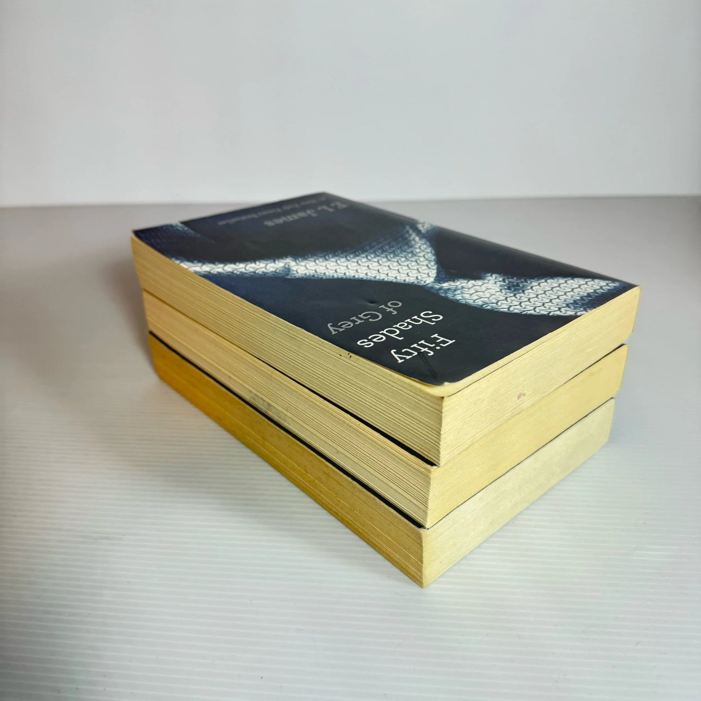 Fifty Shades of Grey Book Bundle x 3 Books : Fifty Shades of Grey, Fifty Shades Darker & Fifty Shades Freed - E L James (2189)