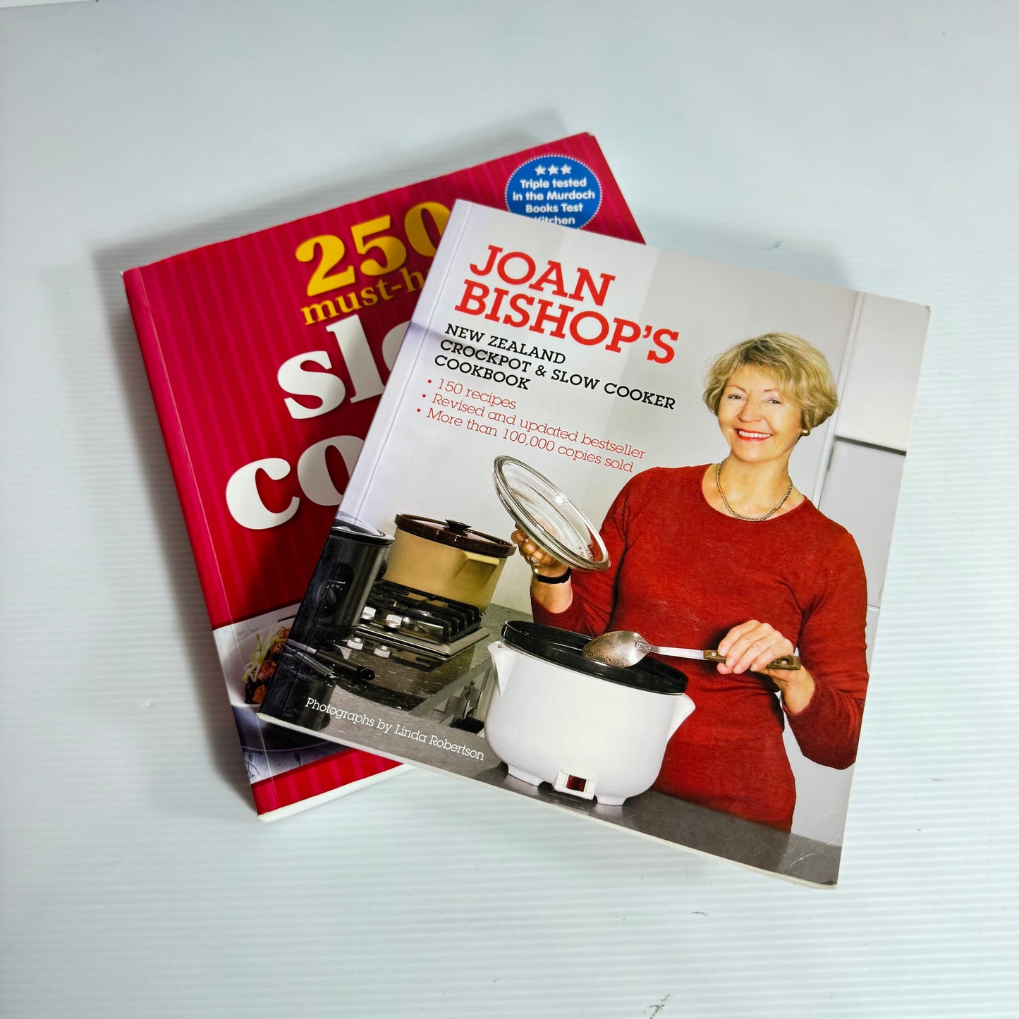 Slow Cooker & Crockpot Book Bundle x 2 : Joan Bishop's New Zealand Crockpot & Slow Cooker Cookbook & 250 Must-Have Slow Cooker Recipes(3204)