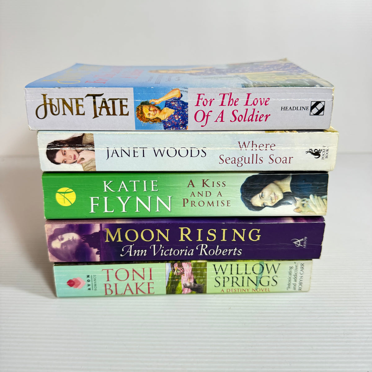 Historical Romance Bundle x 5 : Where Seagulls Soar - Janet Woods, A Kiss And A Promise - Katie Flynn, For The Love of A Solider - June Tate, Willow Springs - Toni Blake, Moon Rising - Ann Victoria Roberts(3412)