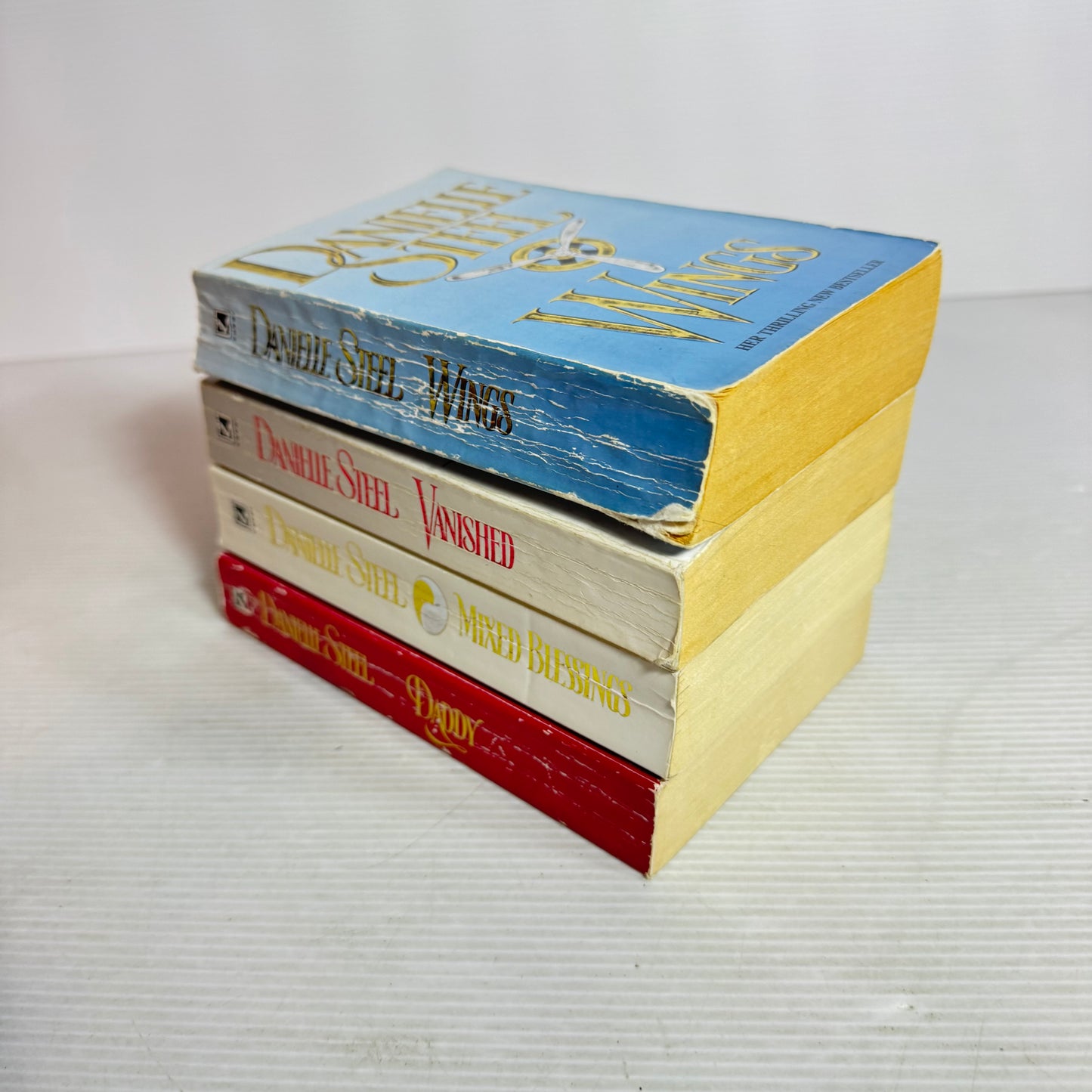 Danielle Steel Small Paperback Book Bundle x 4 : Wings, Mixed Blessings, Vanished, Daddy (2845)