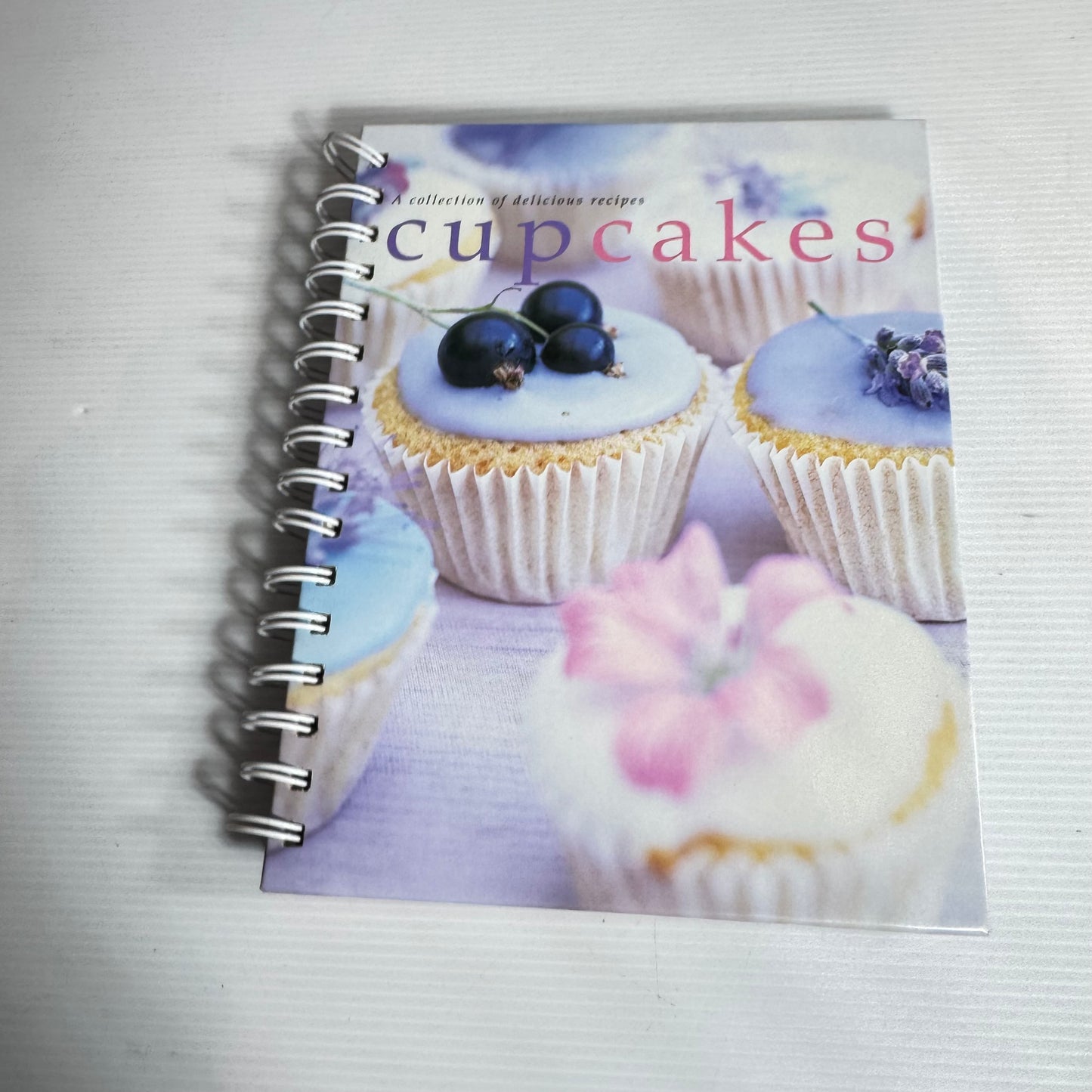 Cupcake Book Bundle x 3 Books : 500 Cupcakes, Cupcakes, A Collection of Delicious Recipes Cupcakes(3210)
