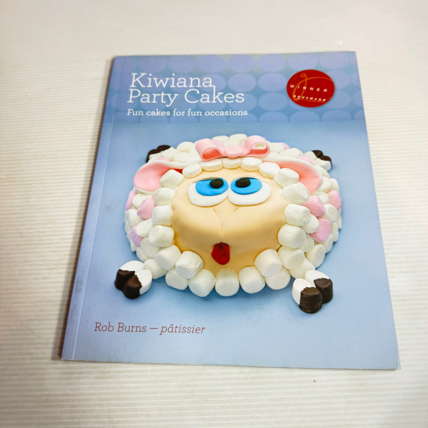 Children's Party Cakes Book Bundle x 2 : Kiwiana Party Cakes - Rob Burns & The Australian Women's Weekly Kid's Cake Favourites (2753)