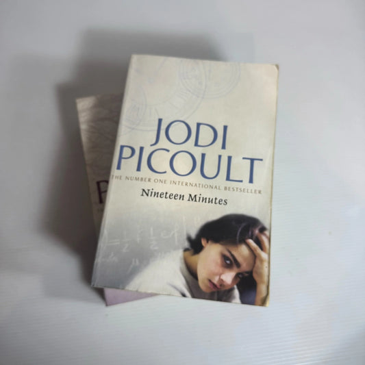 Jodi Picoult Book Bundle x 2 Books : Handle with Care & Nineteen Minutes (2258)