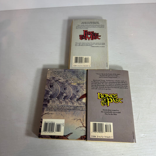 Holly Lisle Book Bundle x 3 : Fire in The Mist, Bones of the Past, Mind of the Magic (2976)