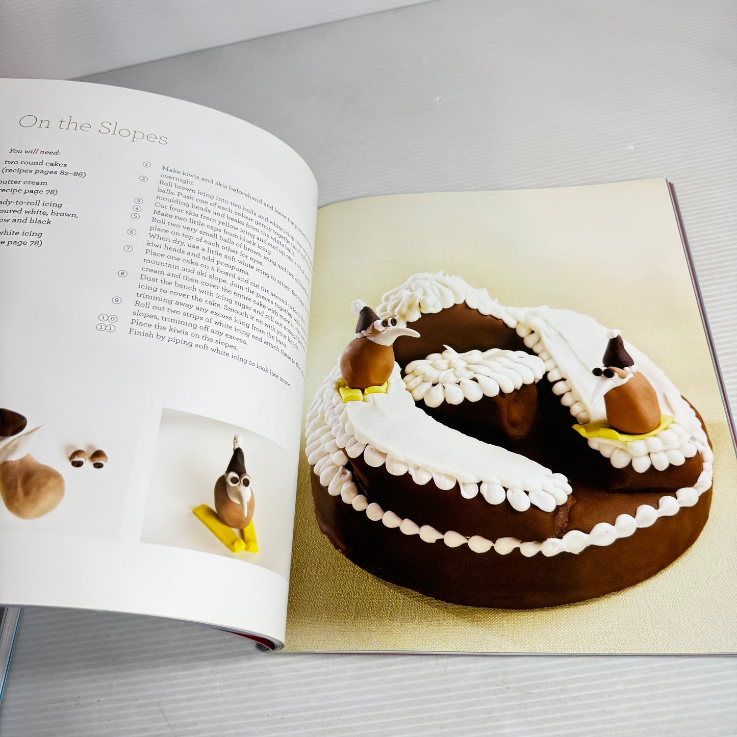 Children's Party Cakes Book Bundle x 2 : Kiwiana Party Cakes - Rob Burns & The Australian Women's Weekly Kid's Cake Favourites (2753)