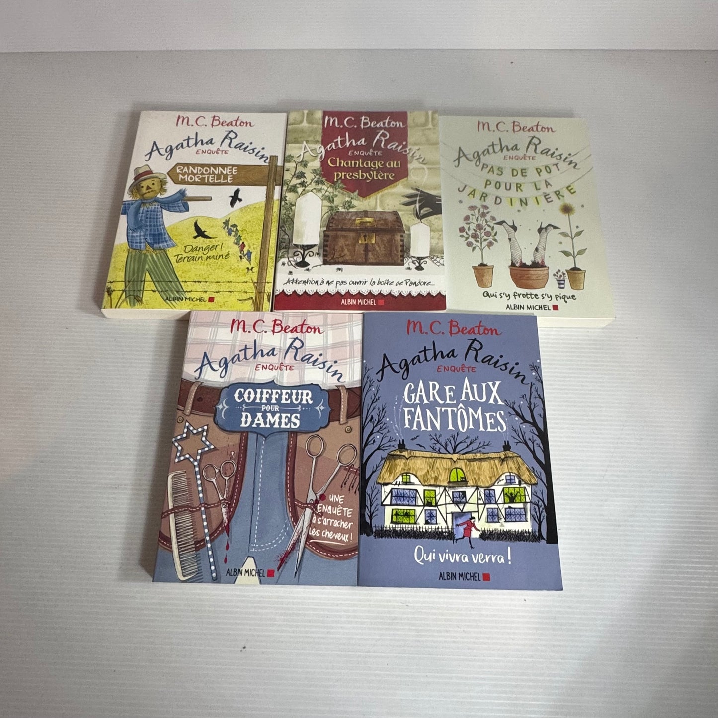 M.C. Beaton Agatha Raisin French Language Book Bundle x 5 Books (2573)