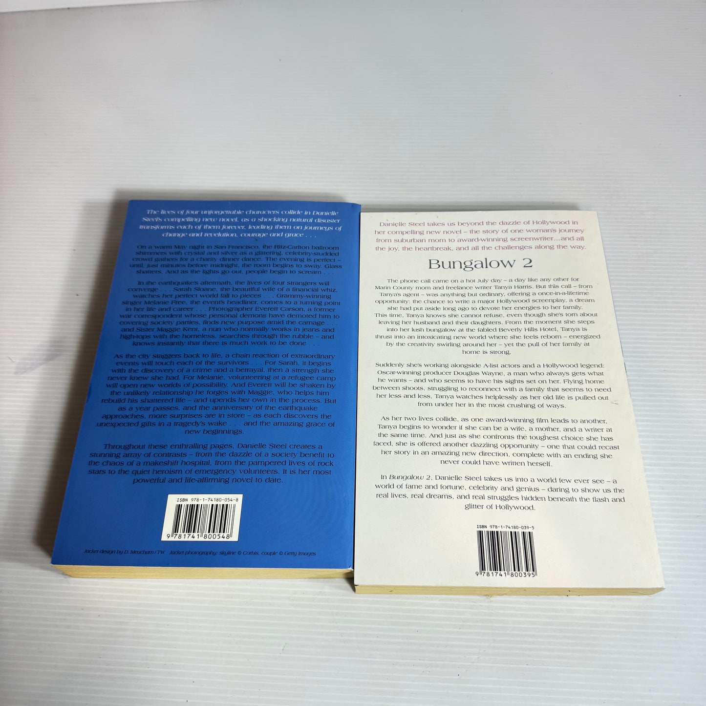 Danielle Steel Book Bundle x 2 Books : Bungalow 2 & Amazing Grace (2459)