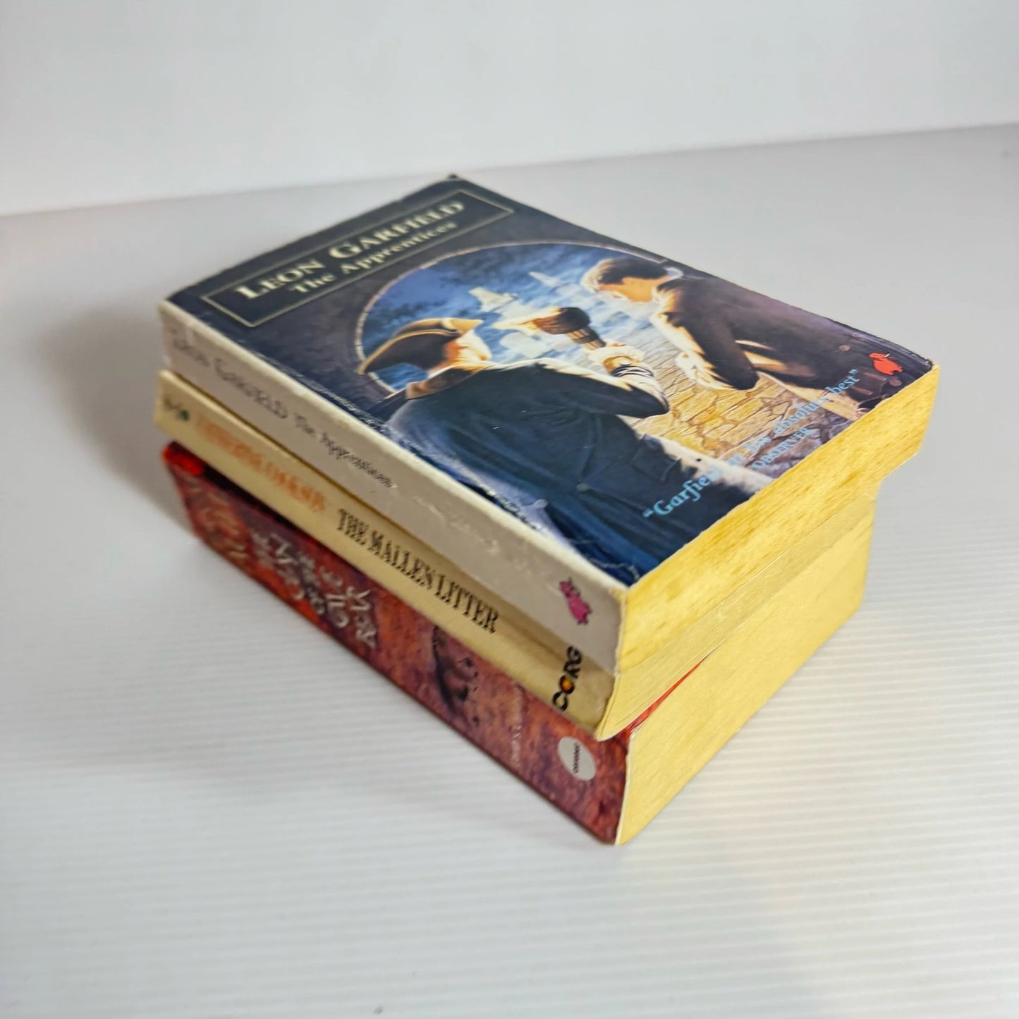 Historical Book Bundle x 3 Books : The Apprentices - Leon Garfield, The Mallen Litter - Catherine Cookson, The Clan of the Cave Bear - Jean M. Auel(2209)