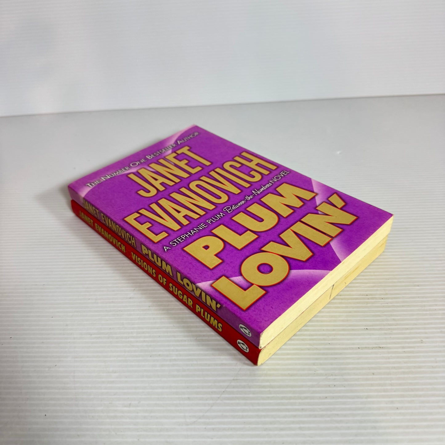 Janet Evanovich Book Bundle x 2 Books : Visions of Sugar Plums & Plum Lovin' (2537)