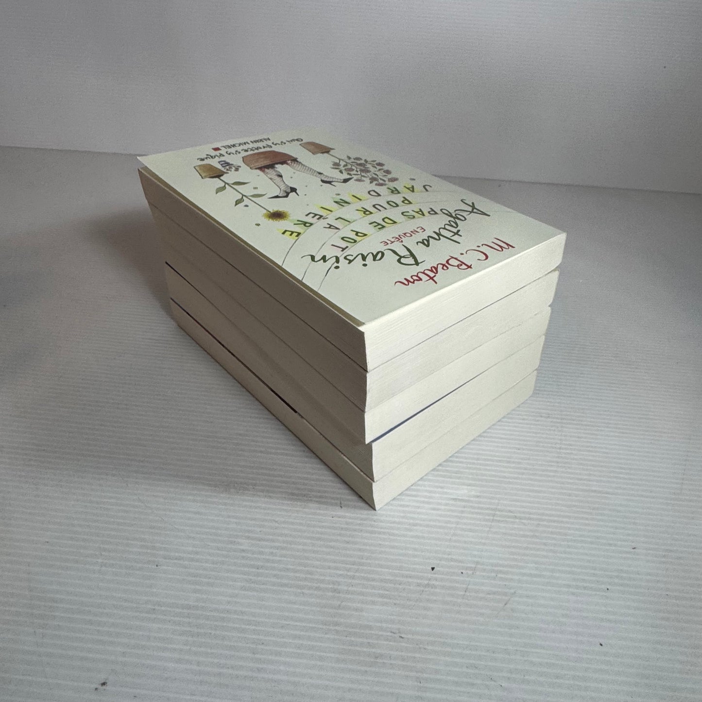 M.C. Beaton Agatha Raisin French Language Book Bundle x 5 Books (2573)