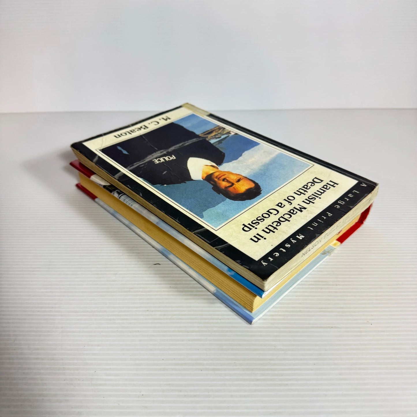 TV Crime Mystery Hardback Book Bundle x 2 : Hamish Macbeth in Death of a Gossip &  Murder, She Wrote : Murder In Red (2261)