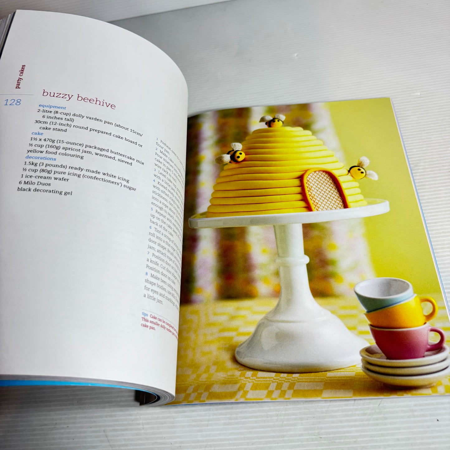 Children's Party Cakes Book Bundle x 2 : Kiwiana Party Cakes - Rob Burns & The Australian Women's Weekly Kid's Cake Favourites (2753)