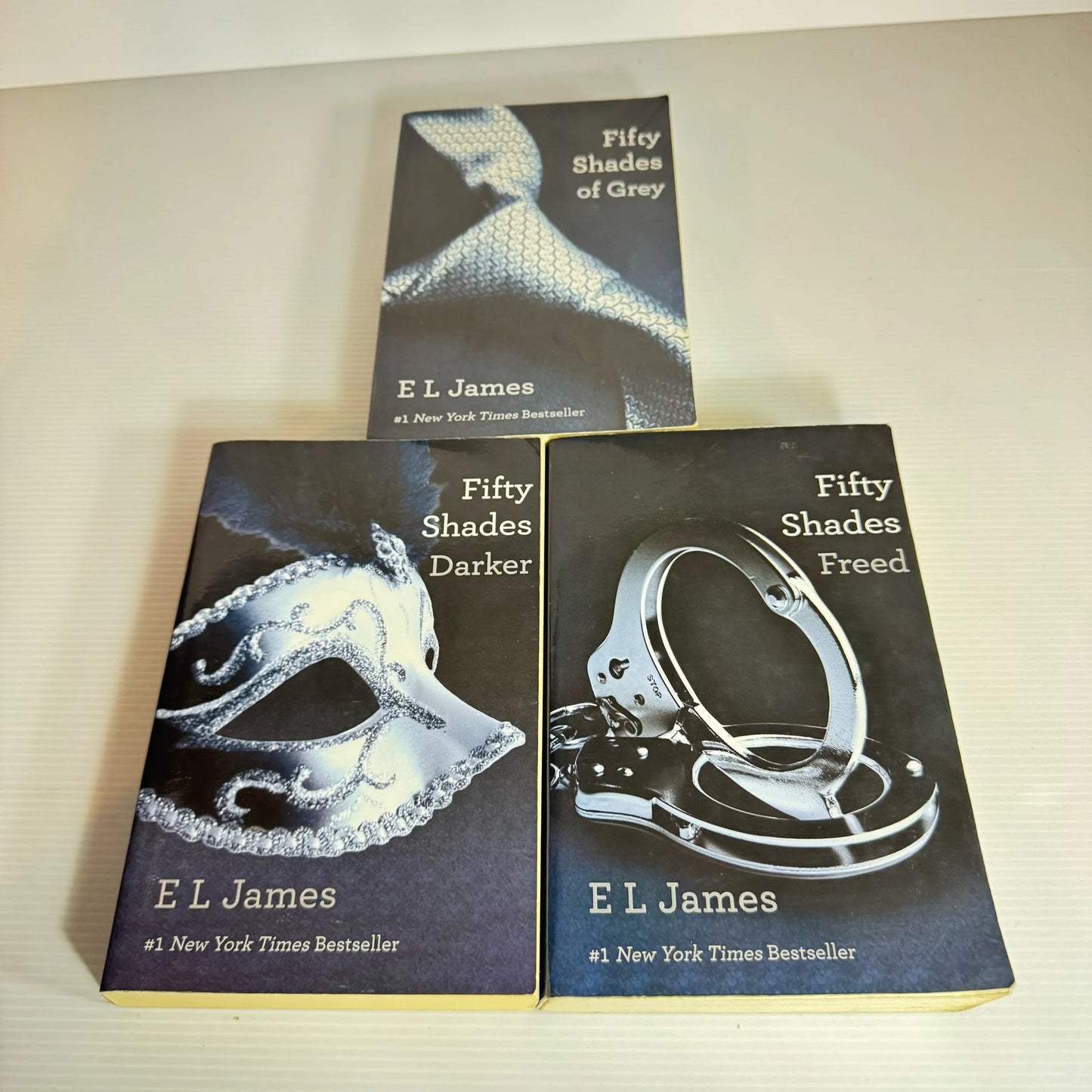 Fifty Shades of Grey Book Bundle x 3 Books : Fifty Shades of Grey, Fifty Shades Darker & Fifty Shades Freed - E L James (2189)