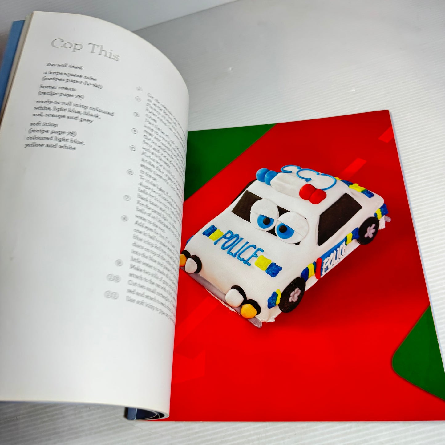 Children's Party Cakes Book Bundle x 2 : Kiwiana Party Cakes - Rob Burns & The Australian Women's Weekly Kid's Cake Favourites (2753)