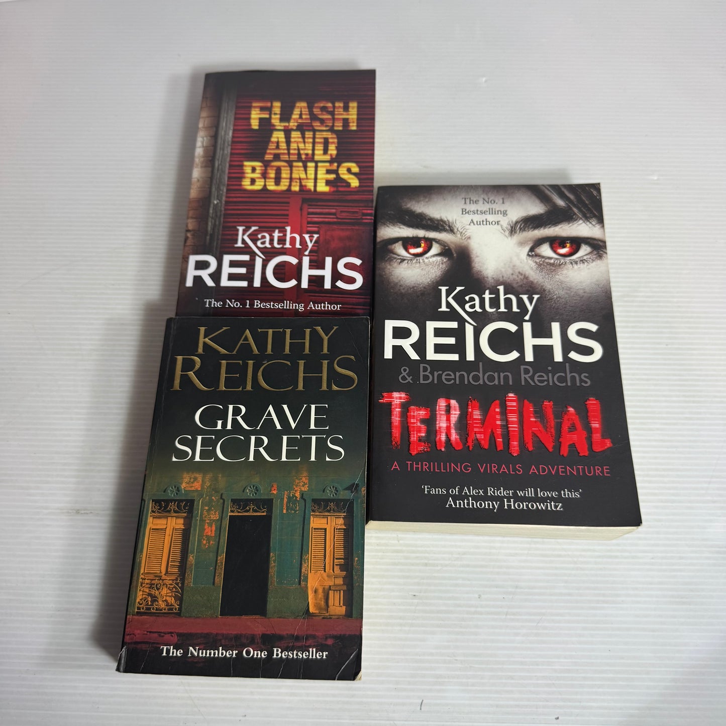 Kathy Reichs Book Bundle x 3 : Flash and Bones, Grave Secrets, Terminal (2816)