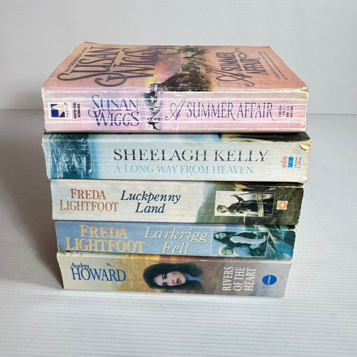 Romantic Family Saga Bundle x 5 : A Summer Affair - Susan Wiggs, A Long Way From Heaven - Sheelagh Kelly, Rivers Of The Heart - Audrey Howard, Luckpenny Land & Larkrigg Fell - Freda Lightfoot (3351)