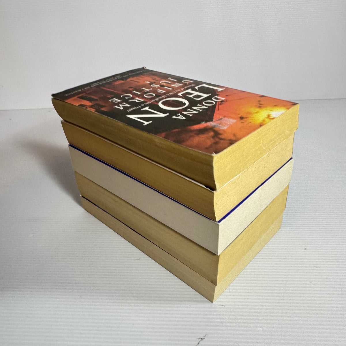 Crime Thriller Bundle x 5 : Green River Rising - Tim Willocks, Uniform Justice - Donna Leon, Wolf's Lair - James McGee, Puppets - Daniel Hecht, Domina - L.S. Hilton(3393)