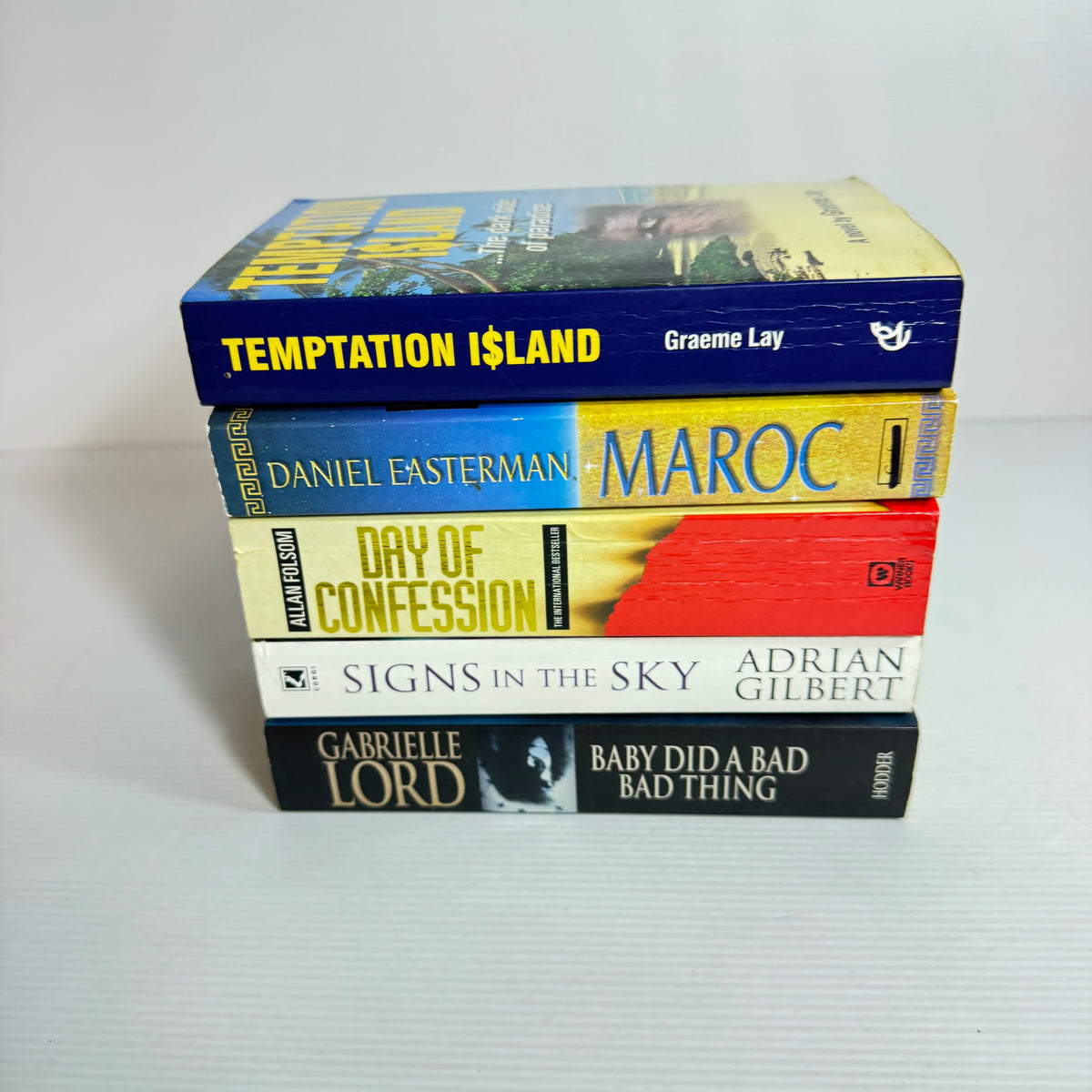 Suspense Thriller Bundle x 5 : Maroc - Daniel Easterman, Temptation Island - Graeme Lay, Day of Confession - Allan Folsom, Signs In the Sky - Adrian Gilbert, Baby Did A Bad Bad Thing - Gabrielle Lord(3389)