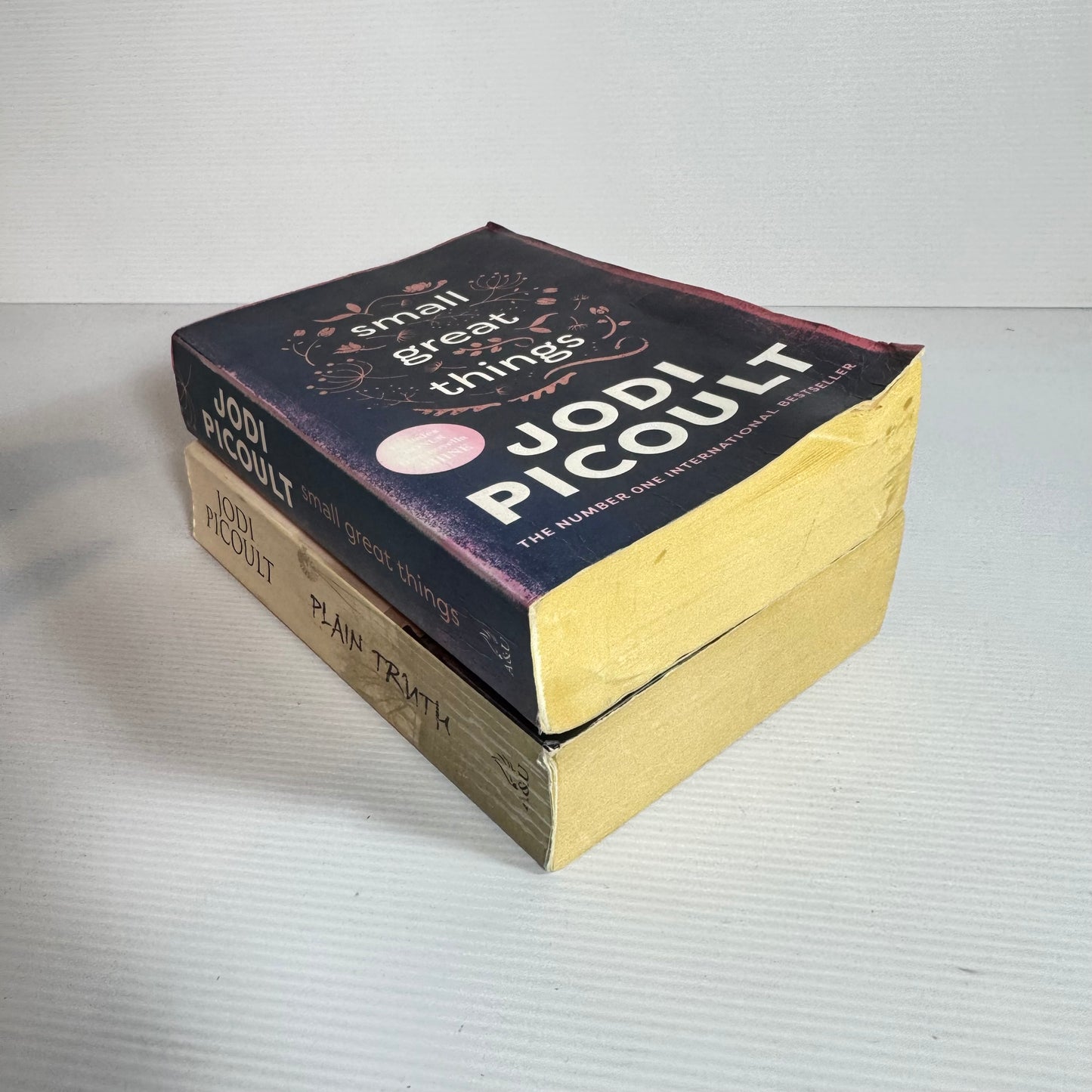 Jodi Picoult Book Bundle x 2 : Small Great Things & Plain Truth (3134)