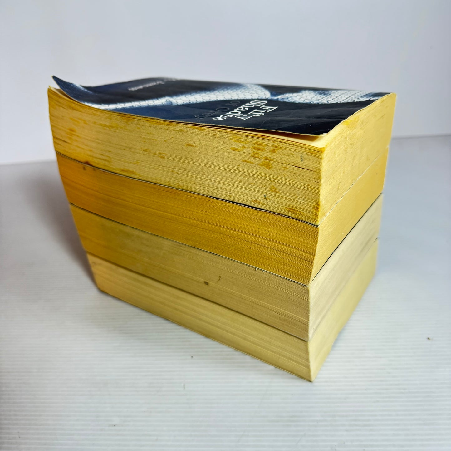 Fifty Shades of Grey Book Bundle x 4 books : Fifty Shades of Grey, Darker, Freed & Grey (2483)