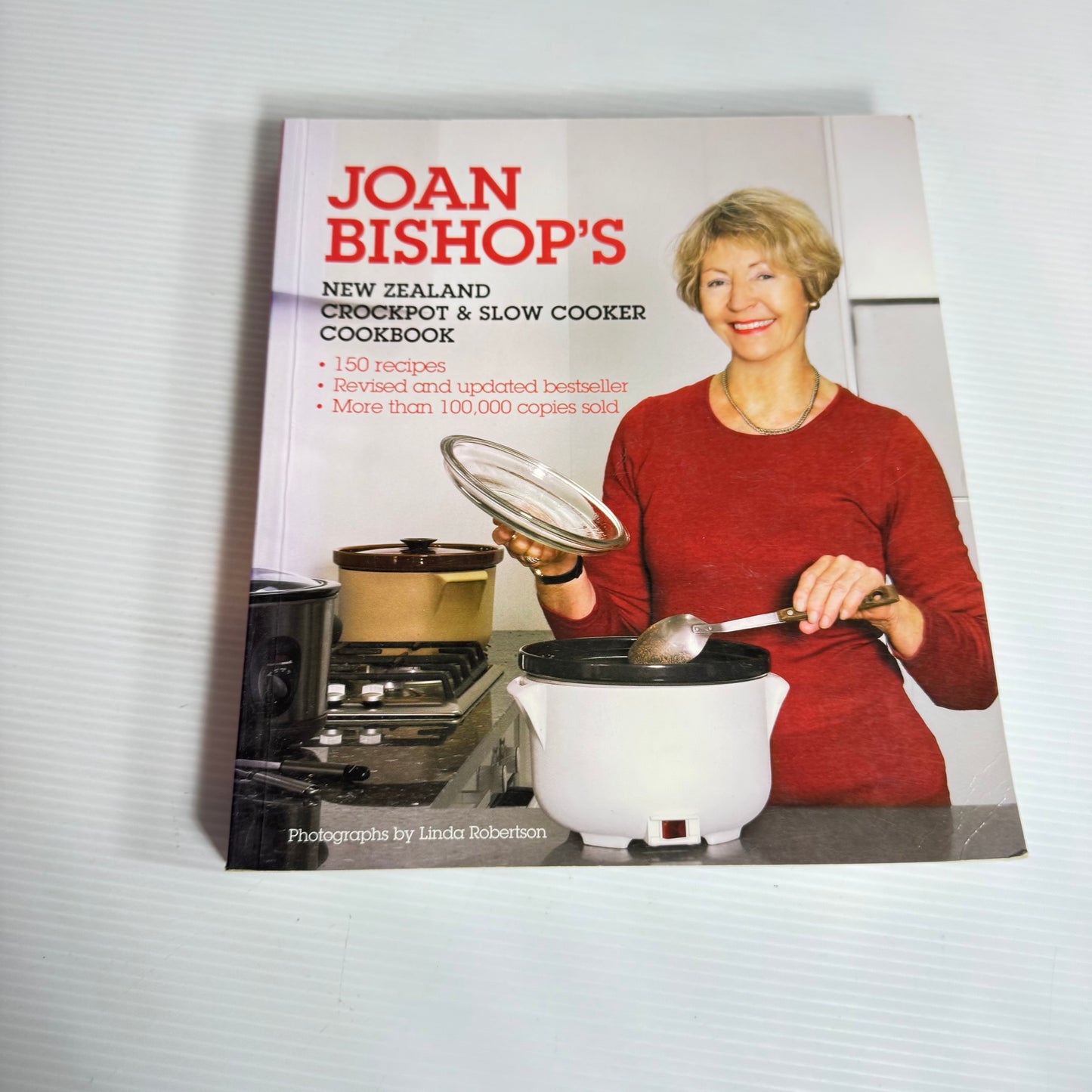 Slow Cooker & Crockpot Book Bundle x 2 : Joan Bishop's New Zealand Crockpot & Slow Cooker Cookbook & 250 Must-Have Slow Cooker Recipes(3204)