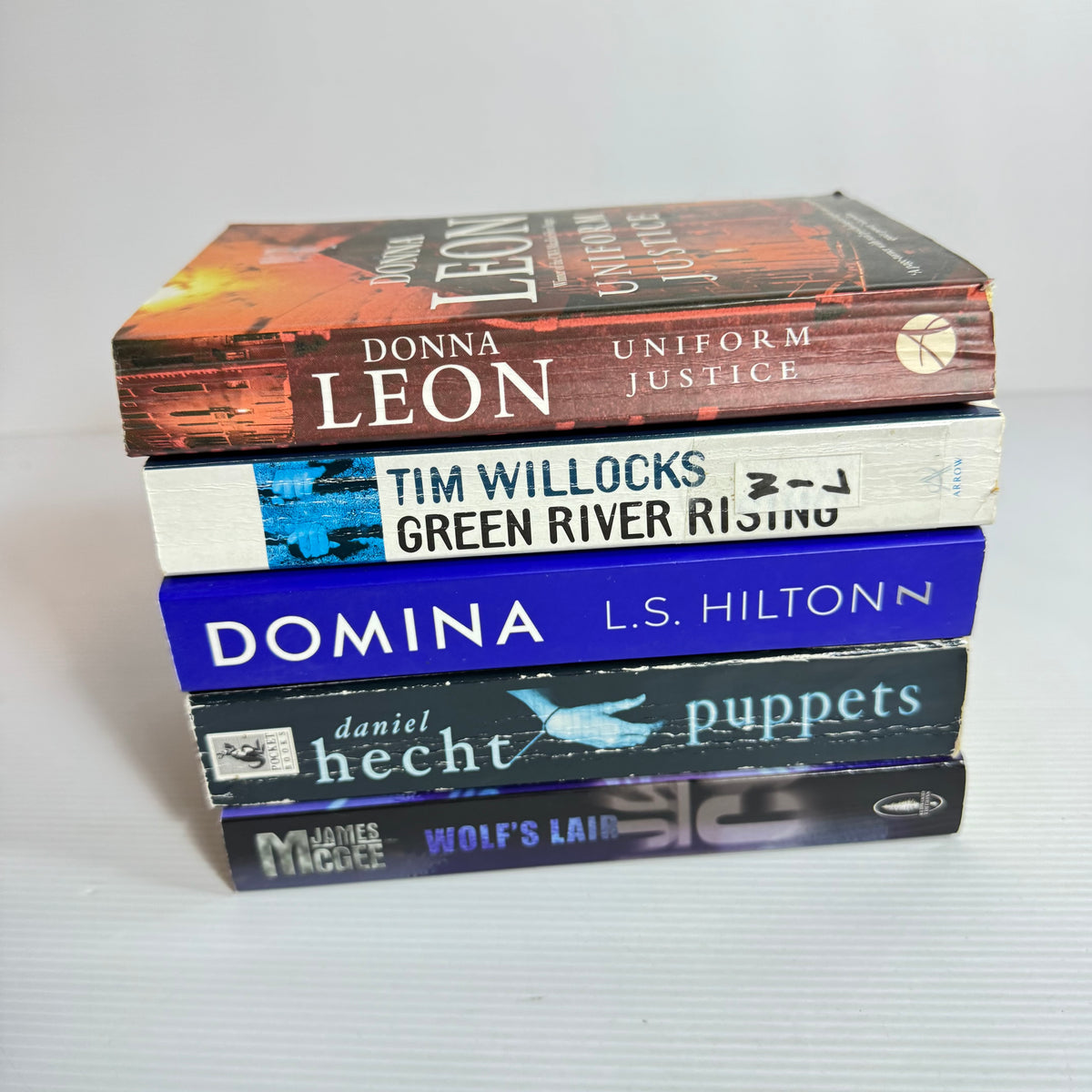 Crime Thriller Bundle x 5 : Green River Rising - Tim Willocks, Uniform Justice - Donna Leon, Wolf's Lair - James McGee, Puppets - Daniel Hecht, Domina - L.S. Hilton(3393)